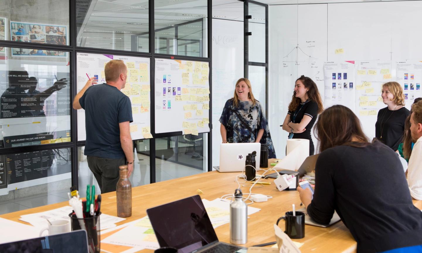 Combinación geométrica de líneas y curvas